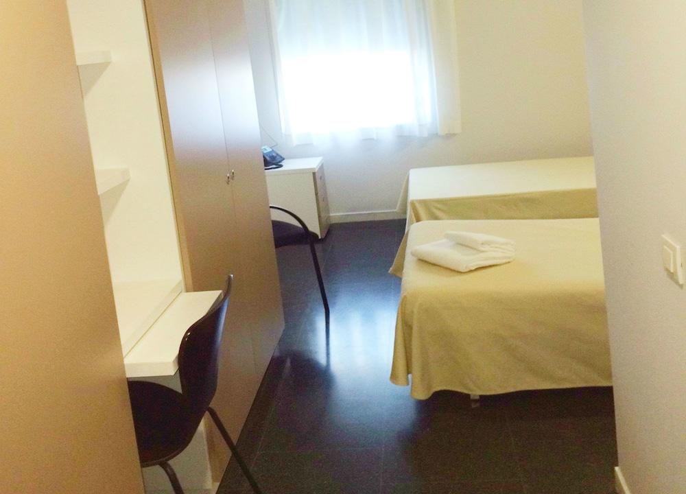Residencia Universitaria Resa Roberto De Nobili Sant Cugat del Valles Bagian luar foto