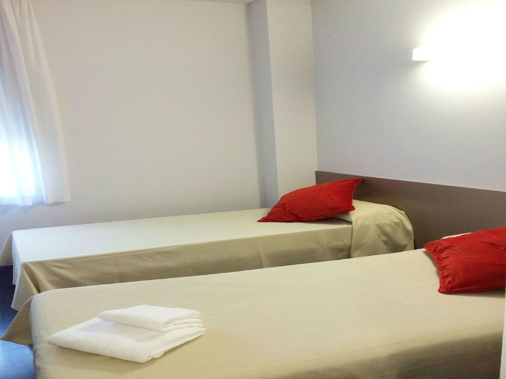 Residencia Universitaria Resa Roberto De Nobili Sant Cugat del Valles Bagian luar foto
